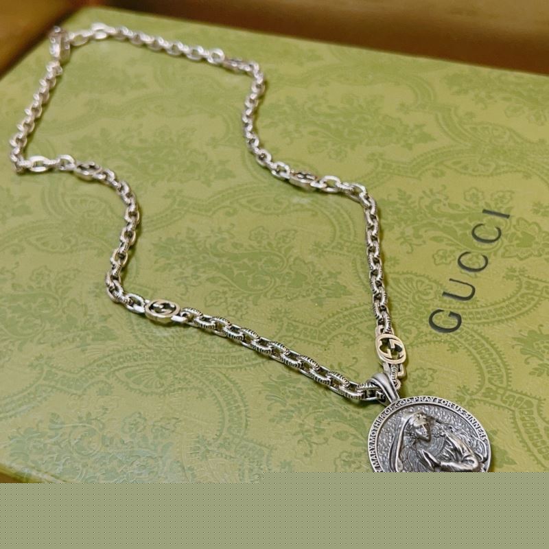 G*u*i necklaces